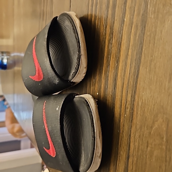 Black and Pink Nike slides - Picture 4 of 4